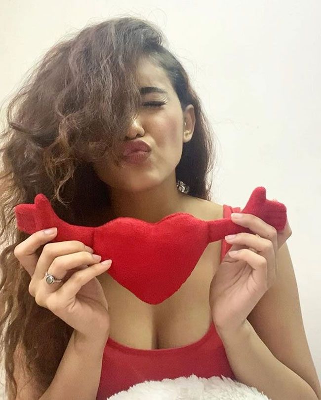 Malvika Sharma Instagram Wallpapers